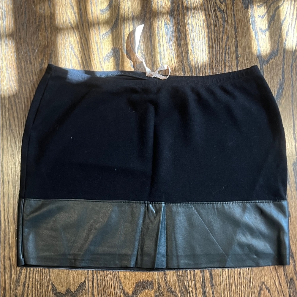 Bailey 44Elegant Black Skirt with Leather Trim